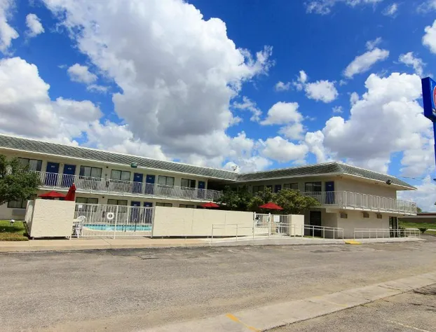 Motel 6 Kingsville, TX hotel detail image 2