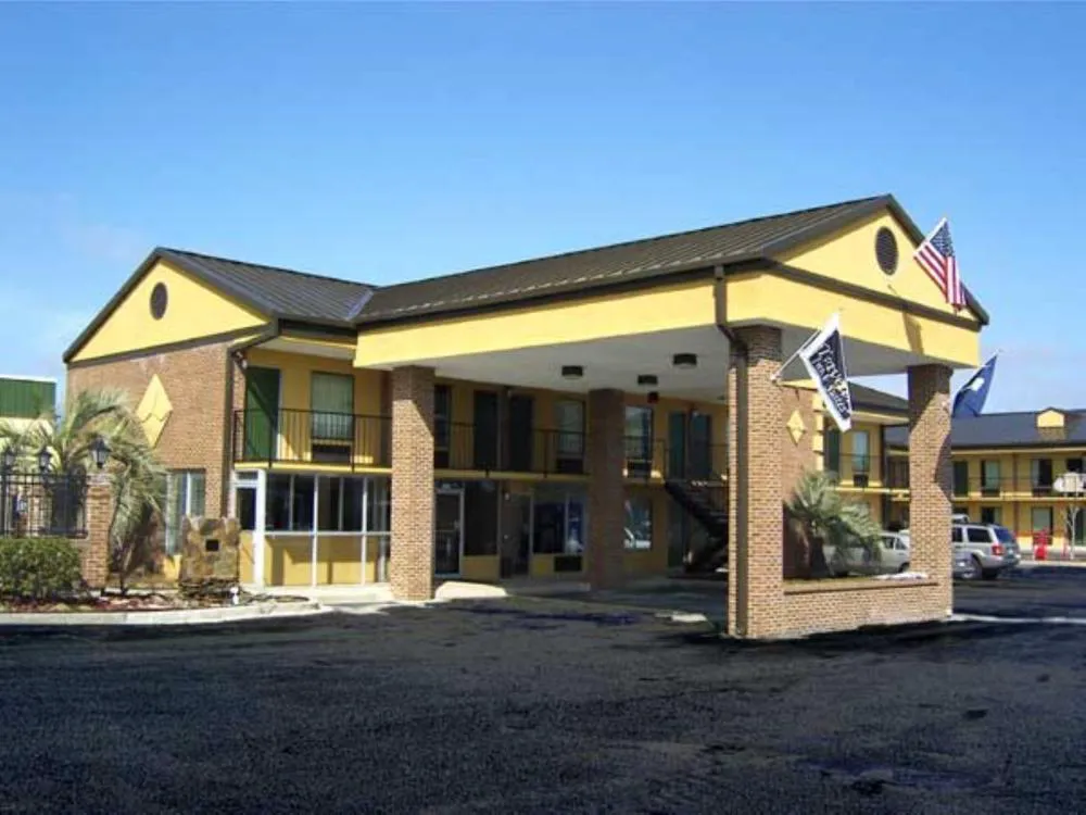 Travelers Inn & Suites hotel hero