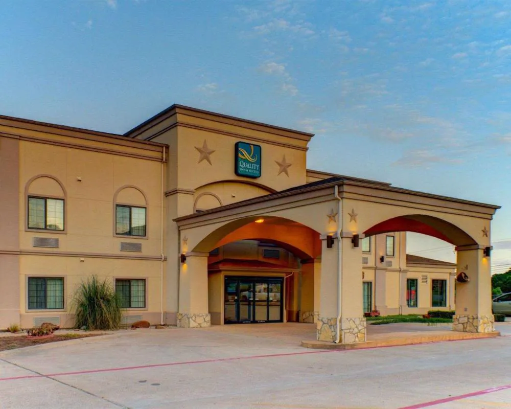 Quality Inn & Suites Glen Rose hotel hero