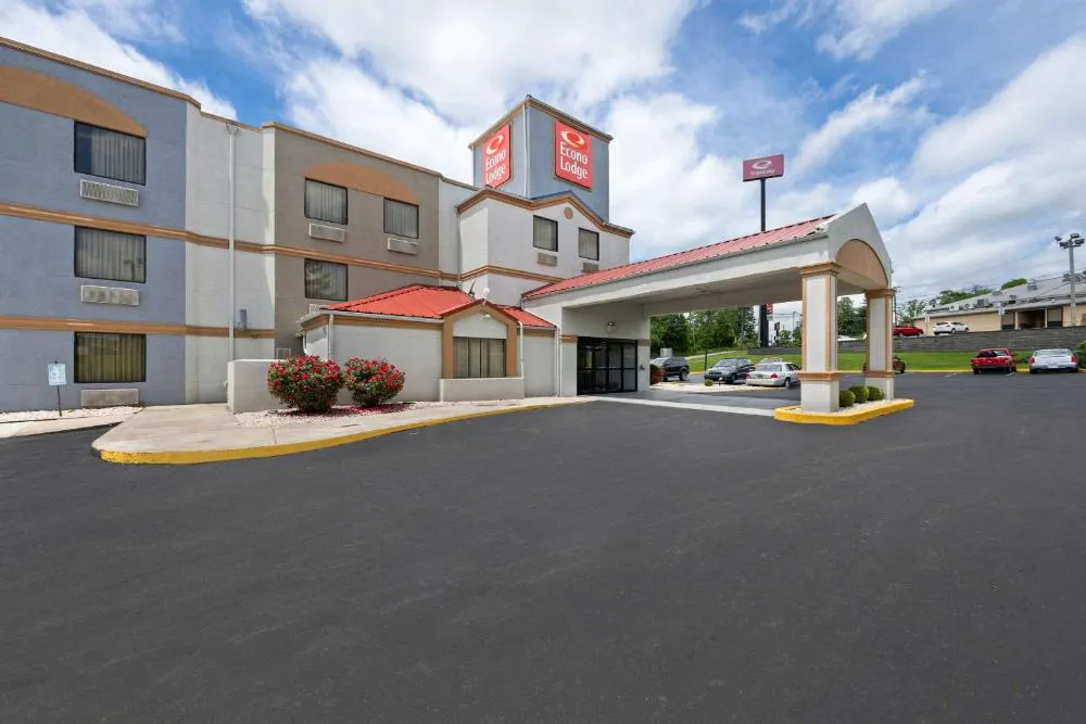 Econo Lodge London North hotel hero