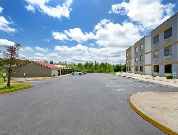 Econo Lodge London North hotel detail image 3