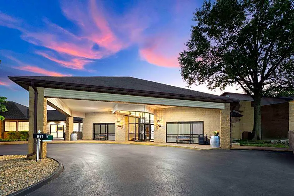Baymont Inn and Suites by Wyndham Farmington, MO hotel hero
