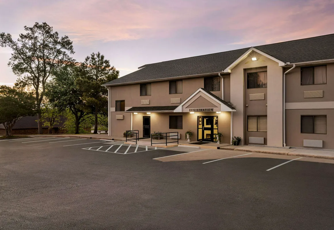 Baymont by Wyndham Hearne hotel hero