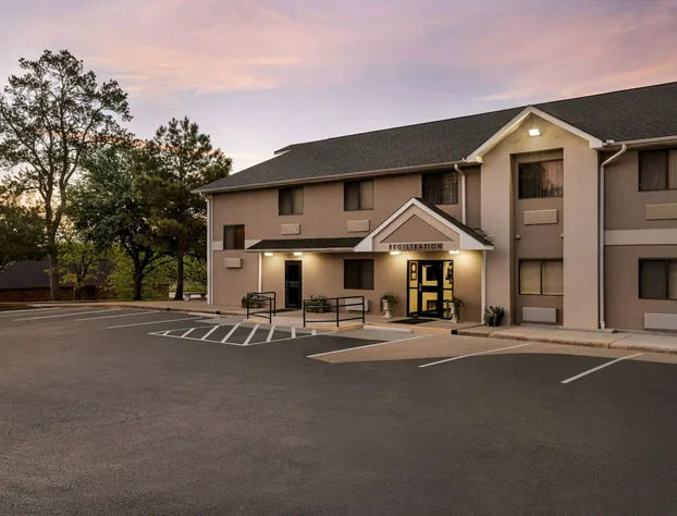 Baymont by Wyndham Hearne hotel detail image 1