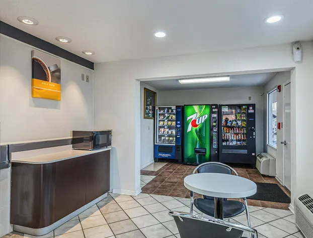 Motel 6 Mount Vernon, IL hotel detail image 4