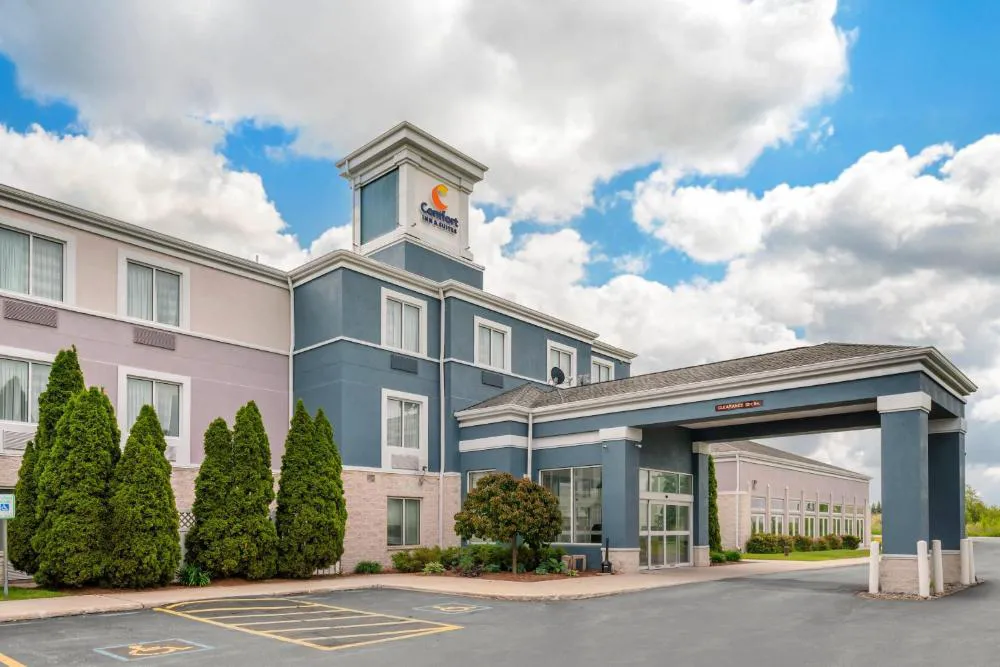 Comfort Inn & Suites Sheboygan I-43 hotel hero