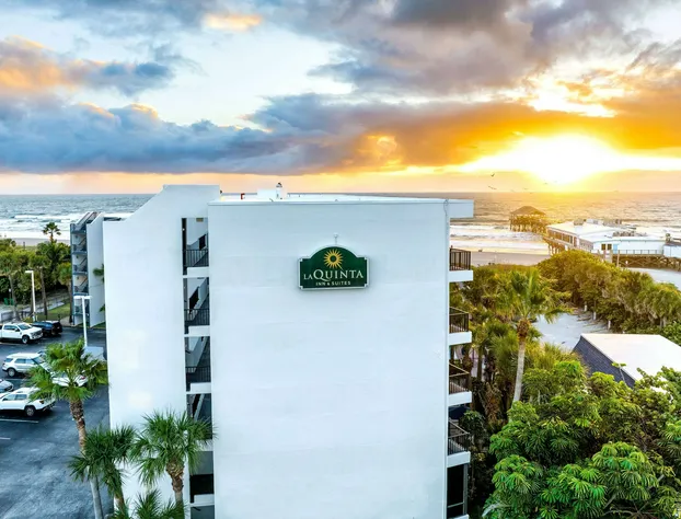La Quinta Inn & Suites by Wyndham Cocoa Beach Oceanfront hotel detail image 1
