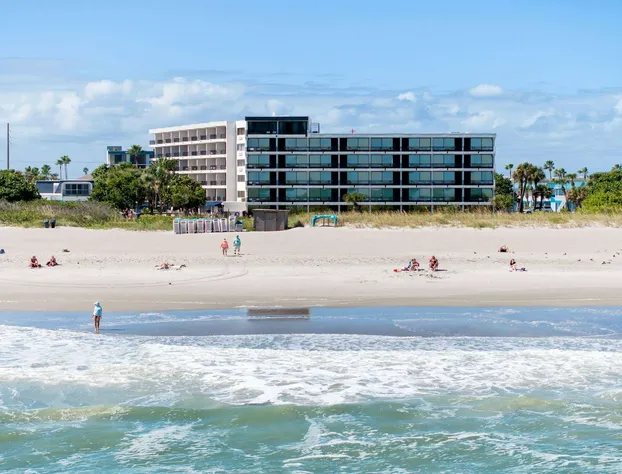 La Quinta Inn & Suites by Wyndham Cocoa Beach Oceanfront hotel detail image 2