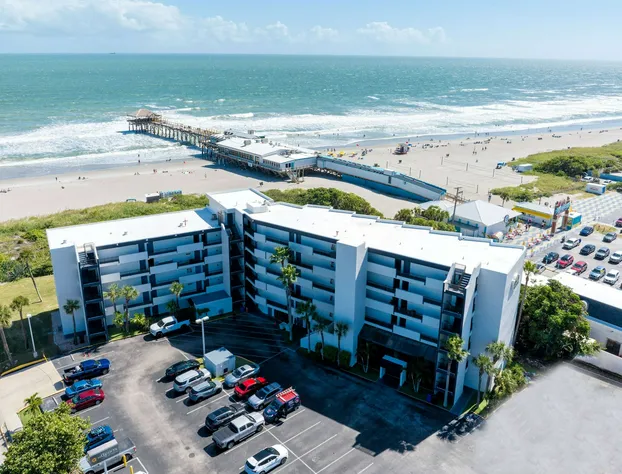 La Quinta Inn & Suites by Wyndham Cocoa Beach Oceanfront hotel detail image 3