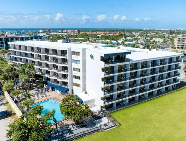 La Quinta Inn & Suites by Wyndham Cocoa Beach Oceanfront hotel detail image 4