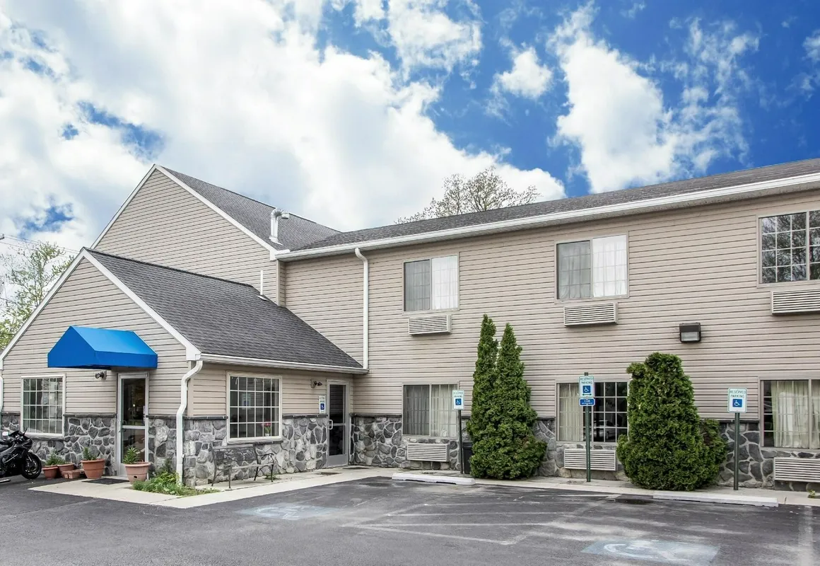 Passport Inn Paradise PA hotel hero