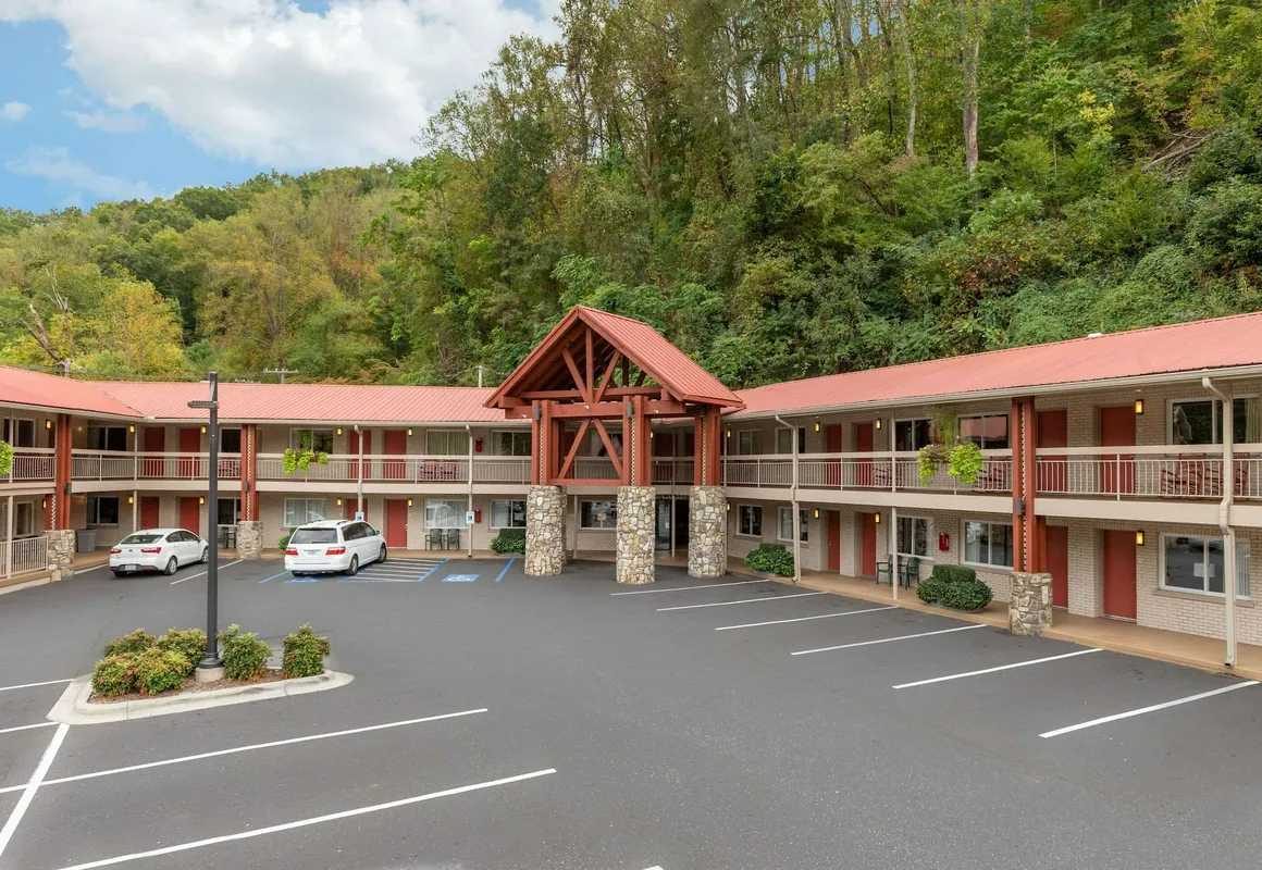 Econo Lodge Cherokee Near River Park hotel hero