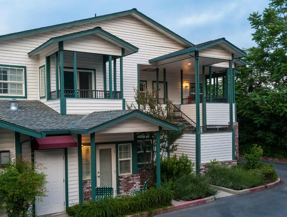 Grass Valley Courtyard Suites hotel hero