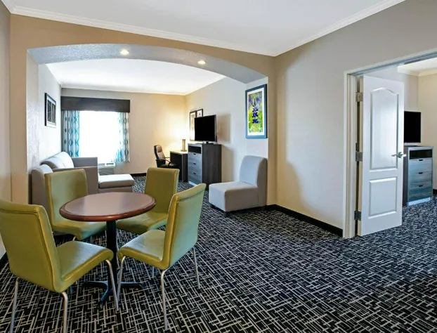La Quinta Inn & Suites by Wyndham Garland Harbor Point hotel detail image 4