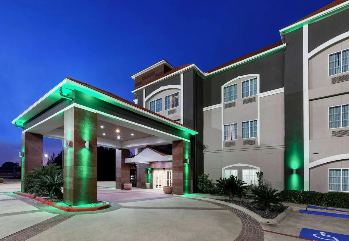 La Quinta Inn & Suites by Wyndham Lumberton hotel hero