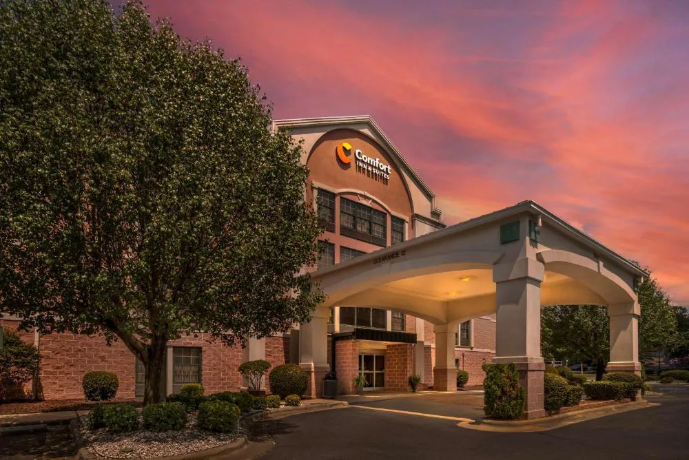 Comfort Inn & Suites Lake Norman hotel hero