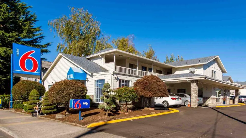 Motel 6 Portland, OR Mall 205 hotel hero