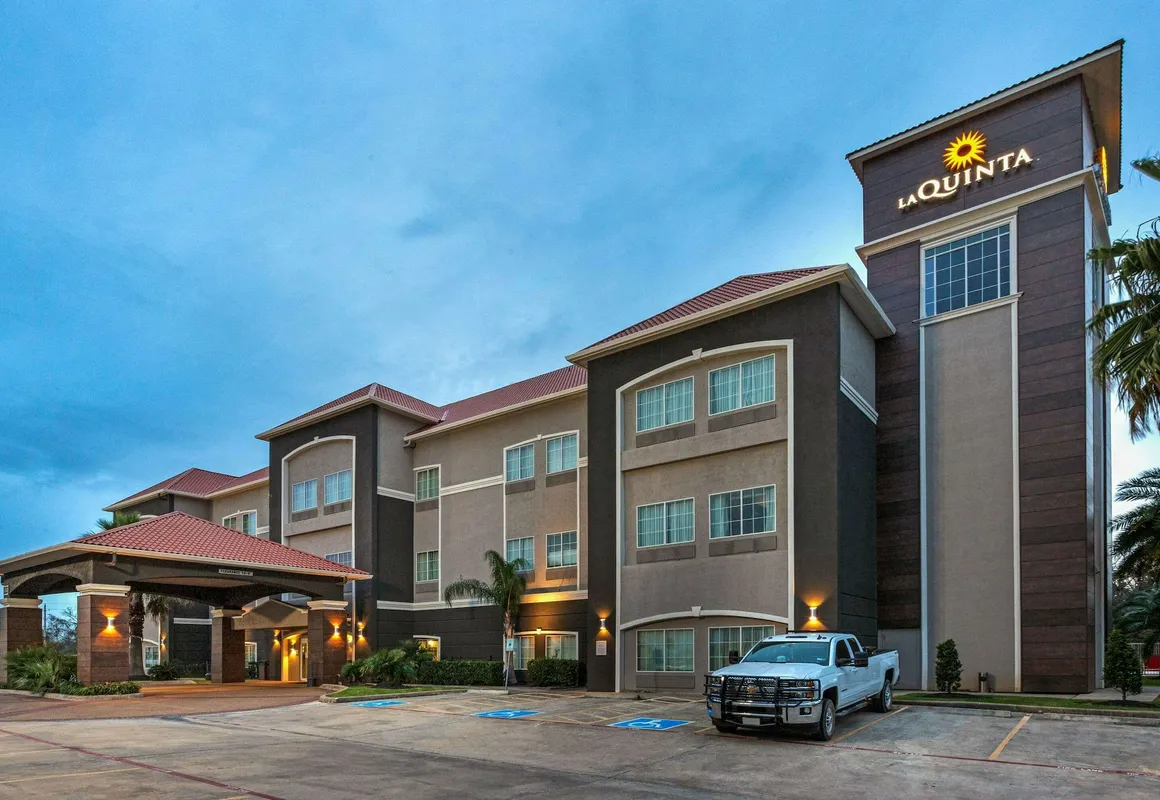 La Quinta Inn & Suites by Wyndham Alvin hotel hero