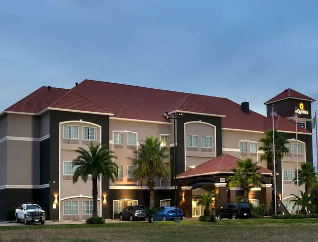 La Quinta Inn & Suites by Wyndham Alvin hotel detail image 1