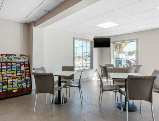 Econo Lodge Airport at RJ Stadium hotel detail image 3