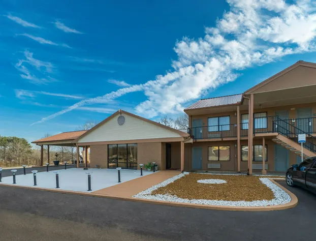 Quality Inn & Suites Corinth West hotel detail image 1