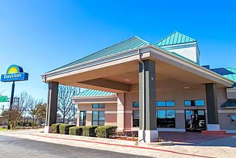 Days Inn by Wyndham Central San Antonio NW Medical Center hotel detail image 1