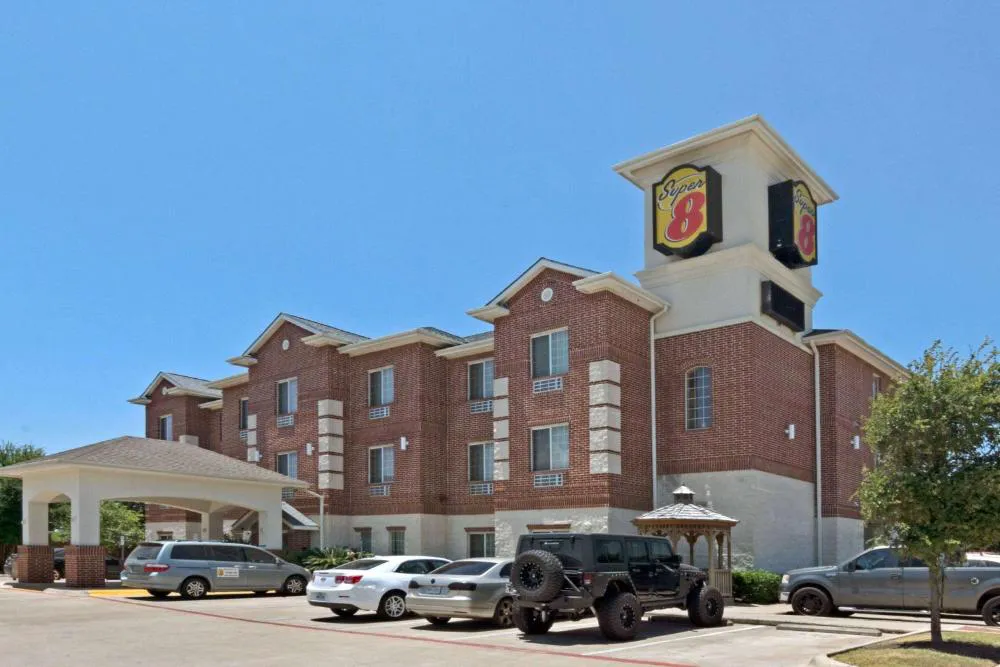 Super 8 by Wyndham Austin/Airport South hotel hero