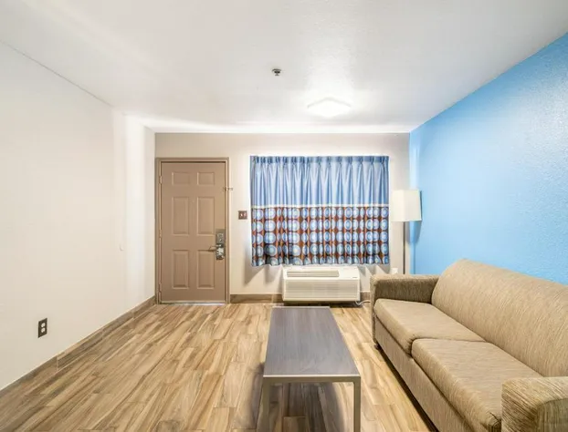 Super 8 by Wyndham San Antonio/Riverwalk Area hotel detail image 4