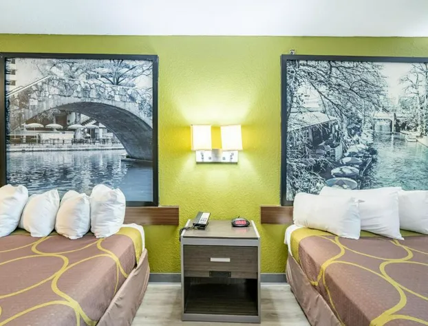 Super 8 by Wyndham San Antonio/Riverwalk Area hotel detail image 3