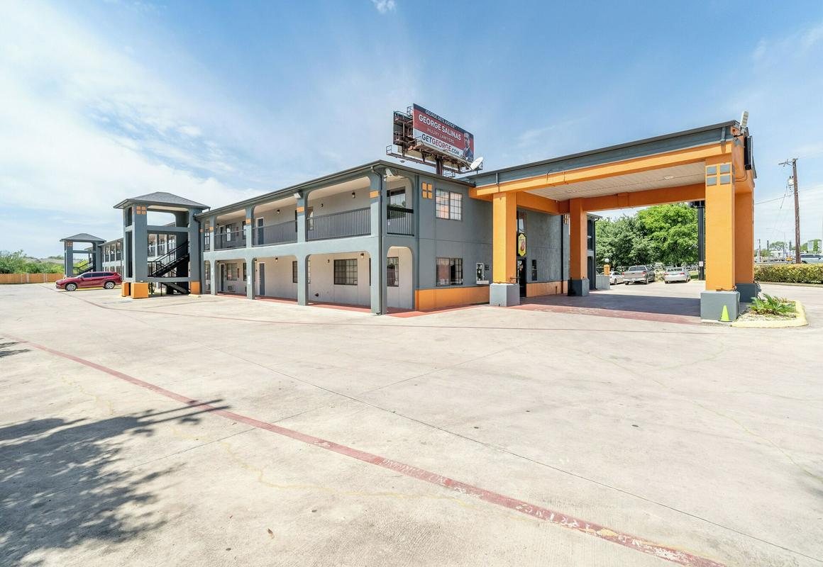 Super 8 by Wyndham San Antonio/Riverwalk Area hotel hero