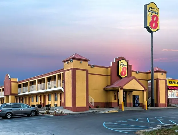 Super 8 by Wyndham Indianapolis/Southport Rd hotel detail image 1