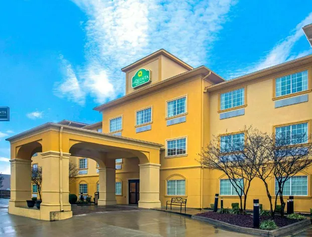 La Quinta Inn & Suites by Wyndham Fort Smith hotel detail image 1