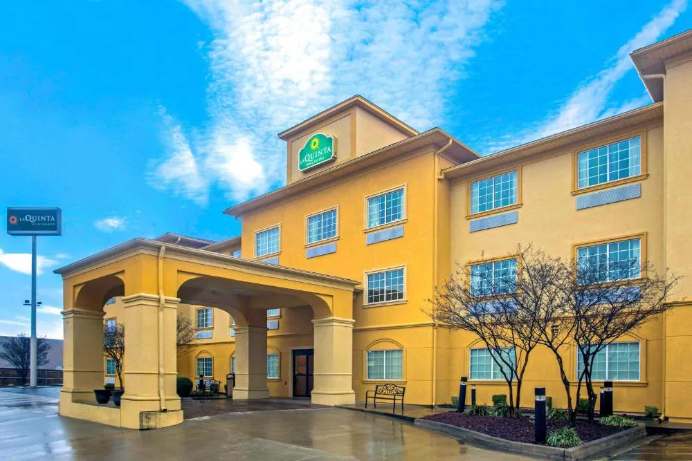 La Quinta Inn & Suites by Wyndham Fort Smith hotel hero
