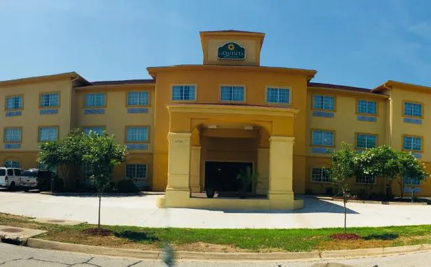 La Quinta Inn & Suites by Wyndham Fort Smith hotel detail image 3