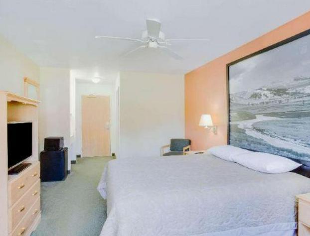 Super 8 Cooke City Yellowstone Park Area hotel detail image 1