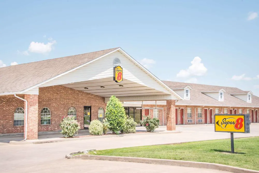Super 8 by Wyndham Big Cabin/Vinita Area hotel hero