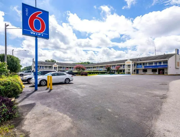 Motel 6 Anniston, AL hotel detail image 1