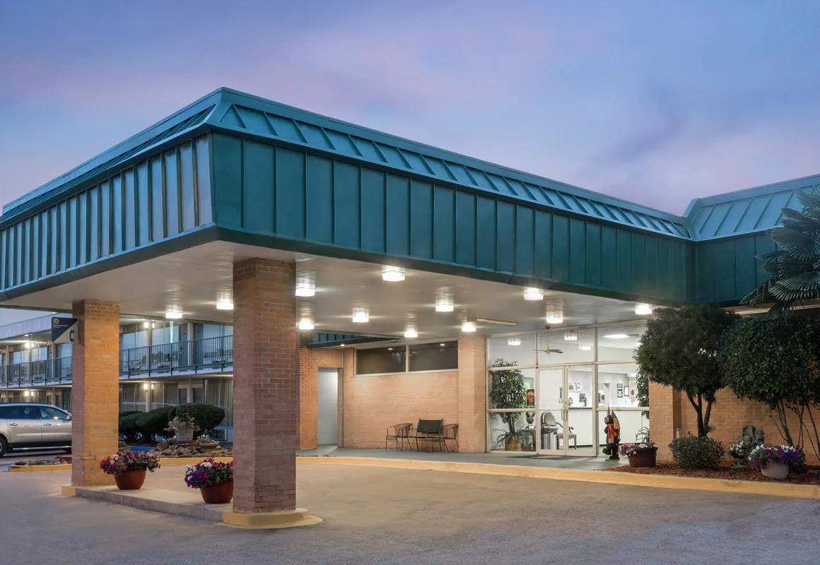 Super 8 by Wyndham Hope hotel hero