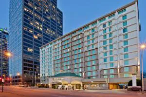 La Quinta Inn & Suites by Wyndham Downtown Conference Center hotel hero