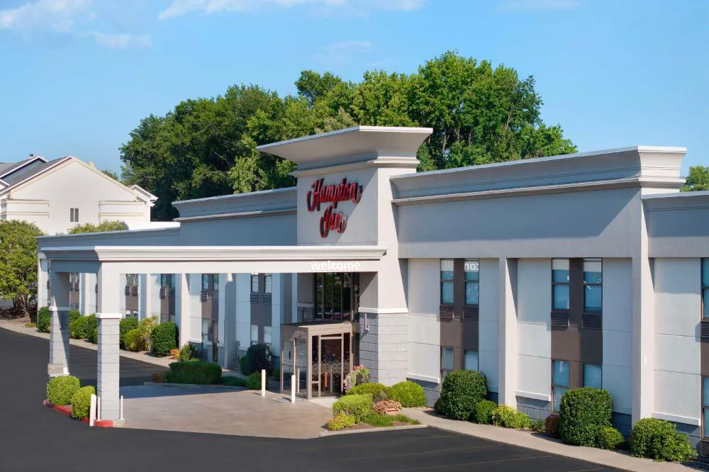 Hampton Inn Russellville hotel hero