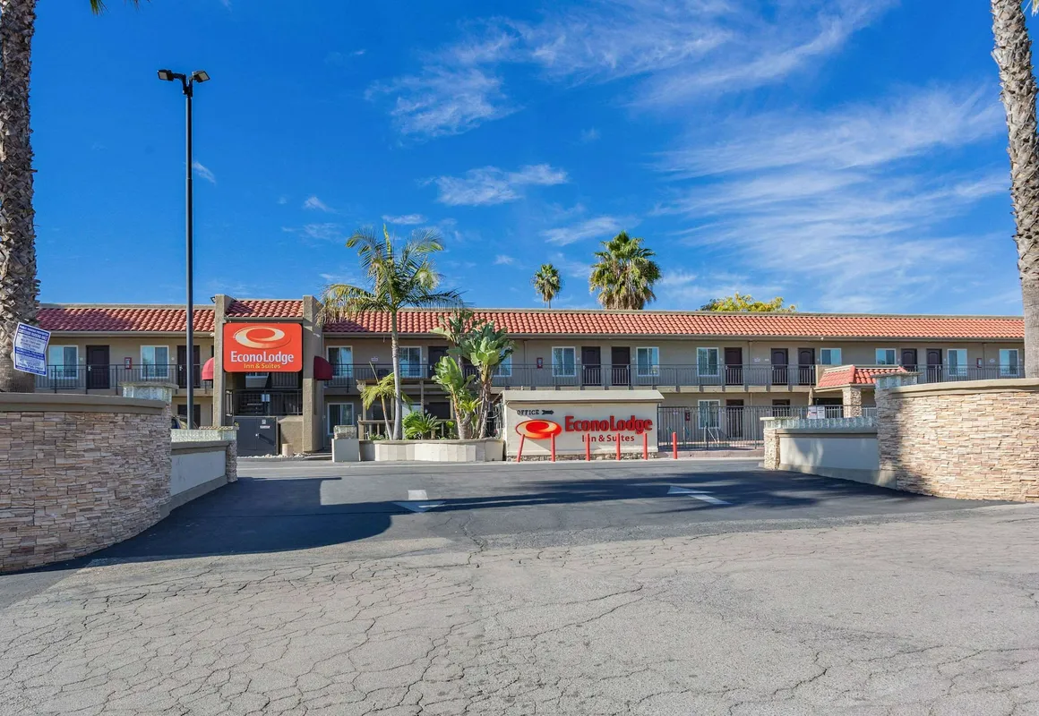 Econo Lodge Inn & Suites Escondido Downtown hotel hero