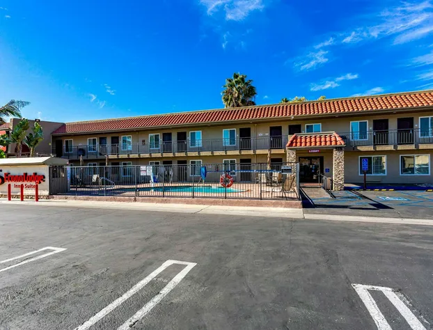 Econo Lodge Inn & Suites Escondido Downtown hotel detail image 1