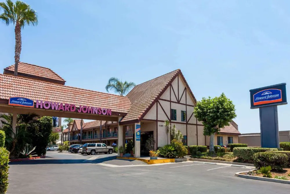 Howard Johnson by Wyndham Norco hotel hero