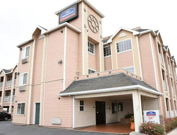 Howard Johnson by Wyndham Salinas hotel detail image 1