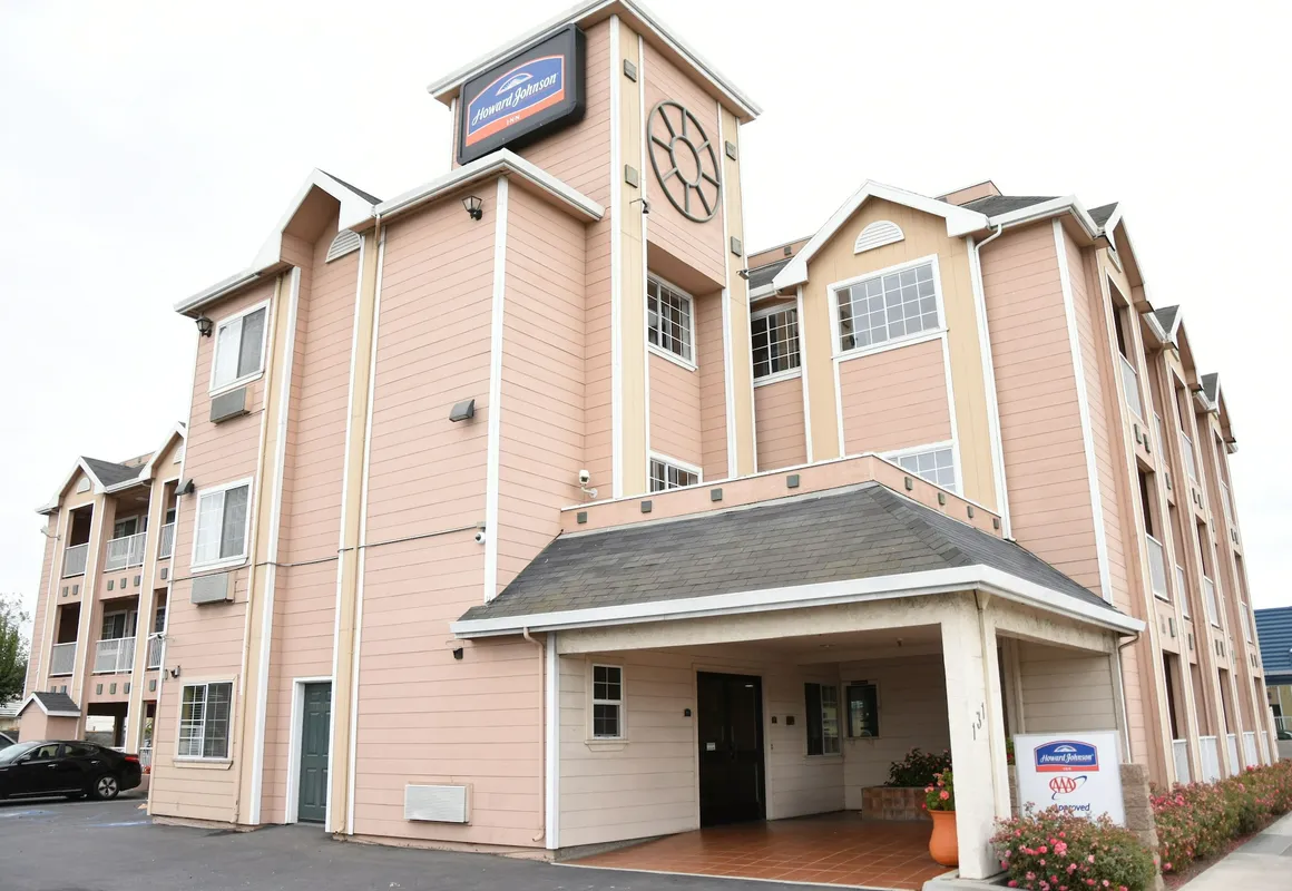 Howard Johnson by Wyndham Salinas hotel hero