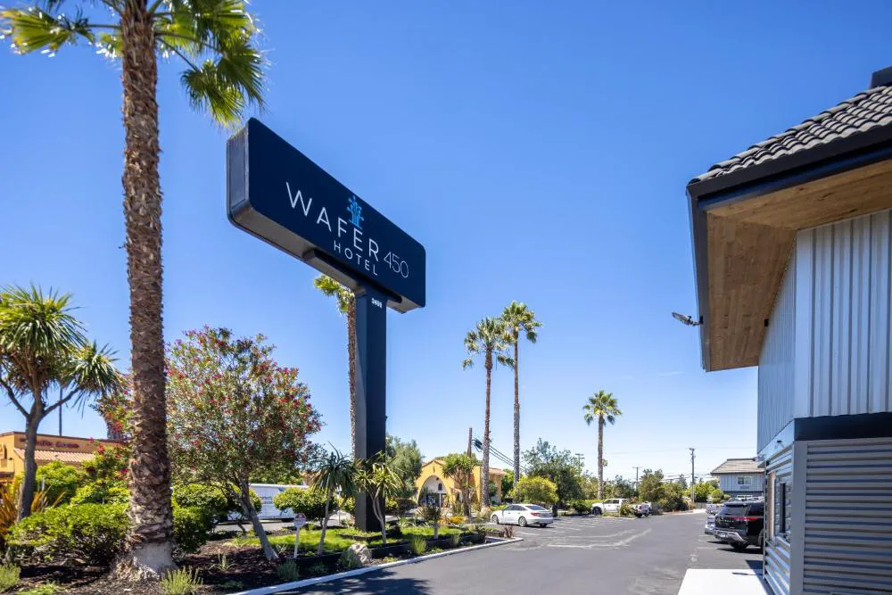 WAFER 450 Hotel hotel hero