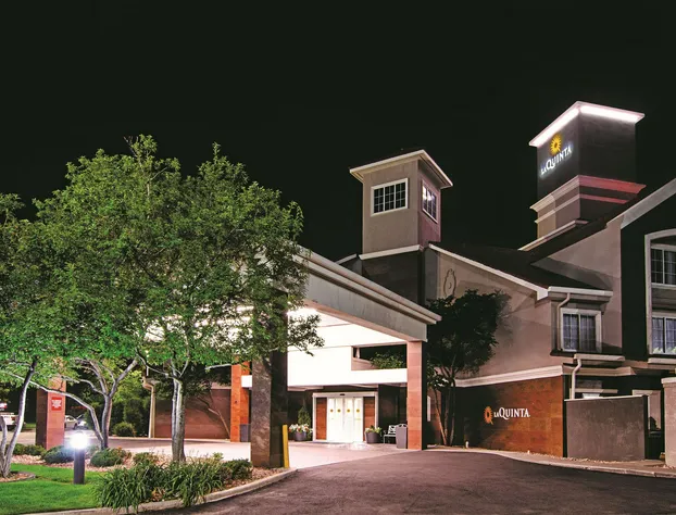 La Quinta Inn & Suites by Wyndham Denver Airport DIA hotel detail image 1