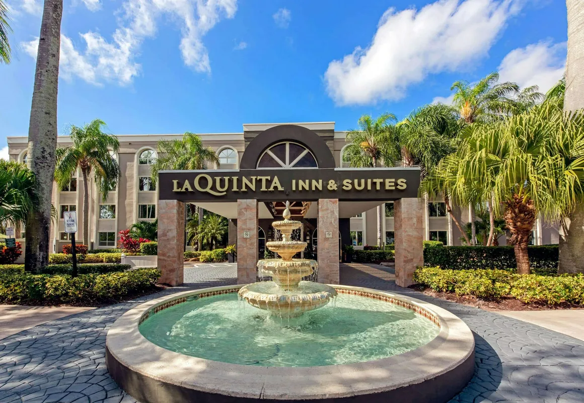 La Quinta Inn & Suites by Wyndham Coral Springs South hotel hero