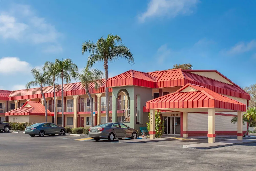 Super 8 by Wyndham Clearwater/US Hwy 19 N hotel hero