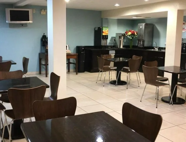 Super 8 by Wyndham Clearwater/US Hwy 19 N hotel detail image 4